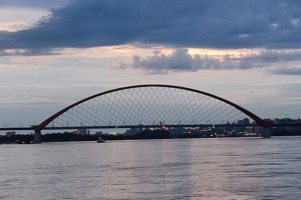 Вандалы повредили подсветку Бугринского моста.