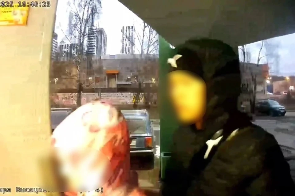 Подросток напал на девочку, когда та заходила в подъезд. Фото: скриншот видео