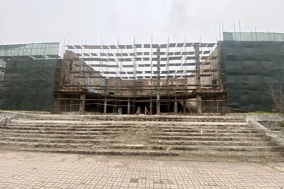 Во дворце культуры «Искра» в Мариуполе восстанавливают конструктив здания. Фото: Единый заказчик