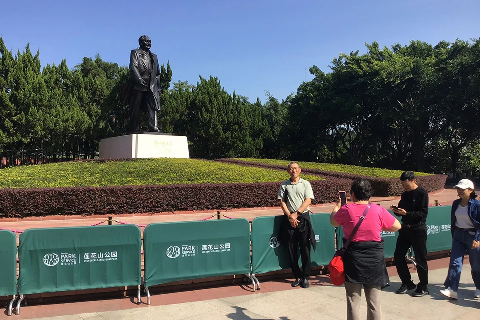 Памятник Дэн Сяопину, при котором началось контролируемое движение к рынку