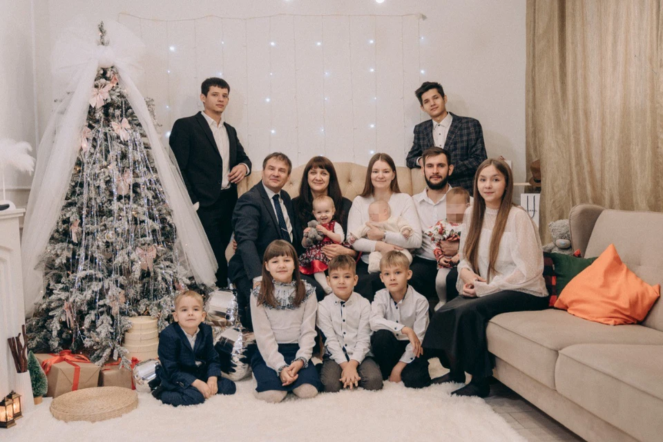 Олег и Юлия воспитывают девятерых сыновей и дочерей. Фото: личный архив героев публикации