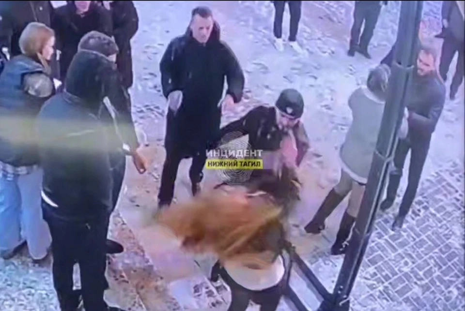 уралец несколько раз ударил по лицу девушку. Фото: скриншот из видео