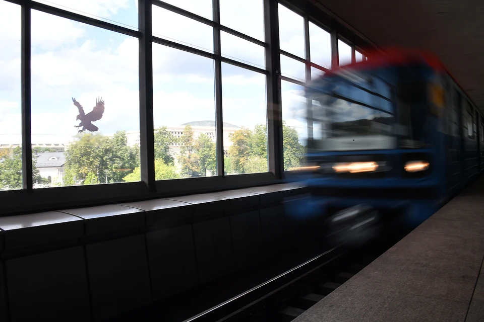 Со станции «Воробьевы горы» открывается красивый вид на Москву-реку и парк.