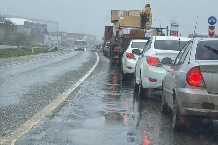 «Фонтаны» стоков, пробки, рыбаки с удочками на улицах: дагестанский Дербент затопило после ливня