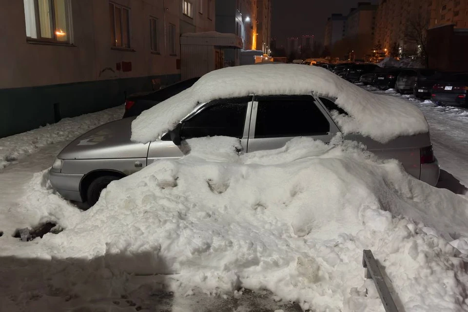 Машину завалили снегом. Фото: предоставлено Аленой