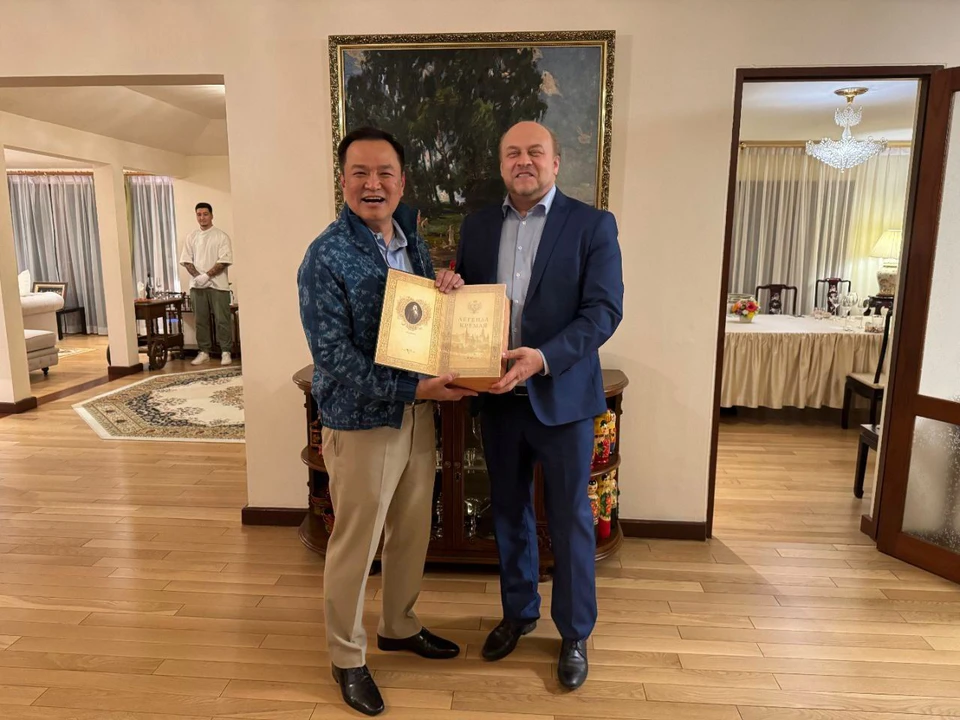 Чрезвычайный и Полномочный Посол Российской Федерации в Королевстве Таиланд Евгений Томихин с премьер-министром Таиланда Анутхином Чанвиракуном. Фото – Посольство РФ в Таиланде