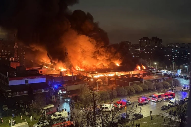 Есть пострадавшие, пылают 300 «квадратов», слышно взрывы: Что известно о пожаре на рынке на юго-востоке Петербурга