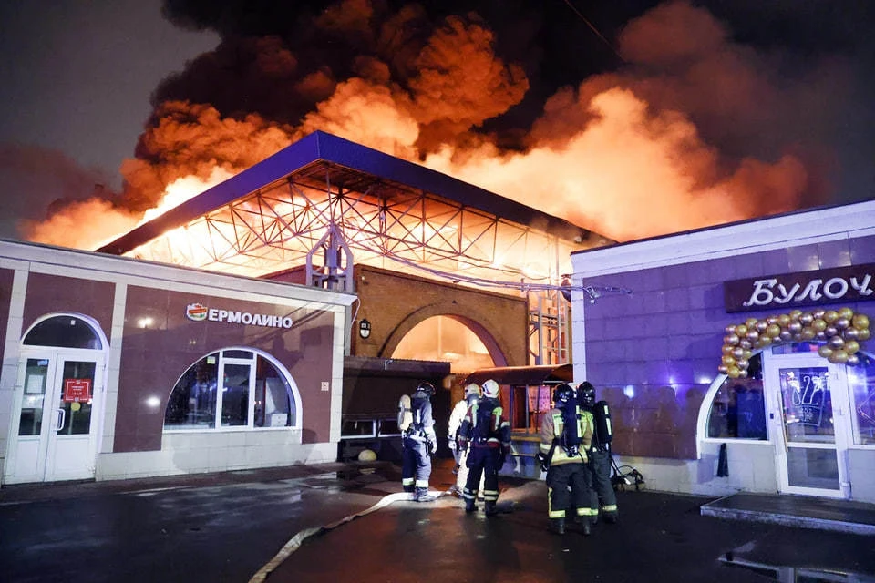 В результате пожара на рынке в Санкт-Петербурге погиб один человек. Фото: Валентин Егоршин/ТАСС