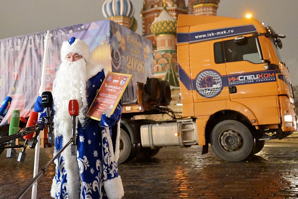 Под бородой из ваты скрывается Сергей: за рулем он уже 41 год