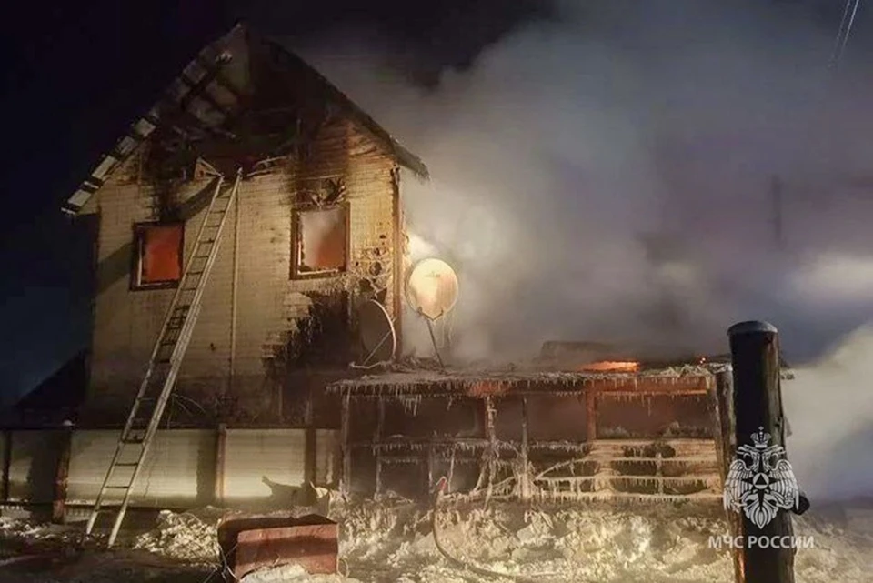 Пожарные были на месте через пять минут после вызова, но дом уже почти весь сгорел. Фото: ГУ МЧС России по Якутии