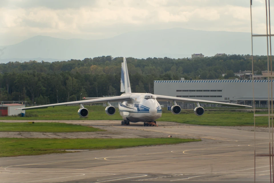В столичных аэропортах отменили и задержали свыше сотни рейсов за ночь