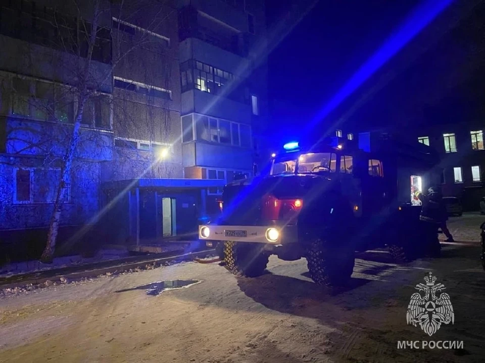 В Саяногорске пожарные спасли из задымленной квартиры трех человек. Фото: МЧС по Хакасии