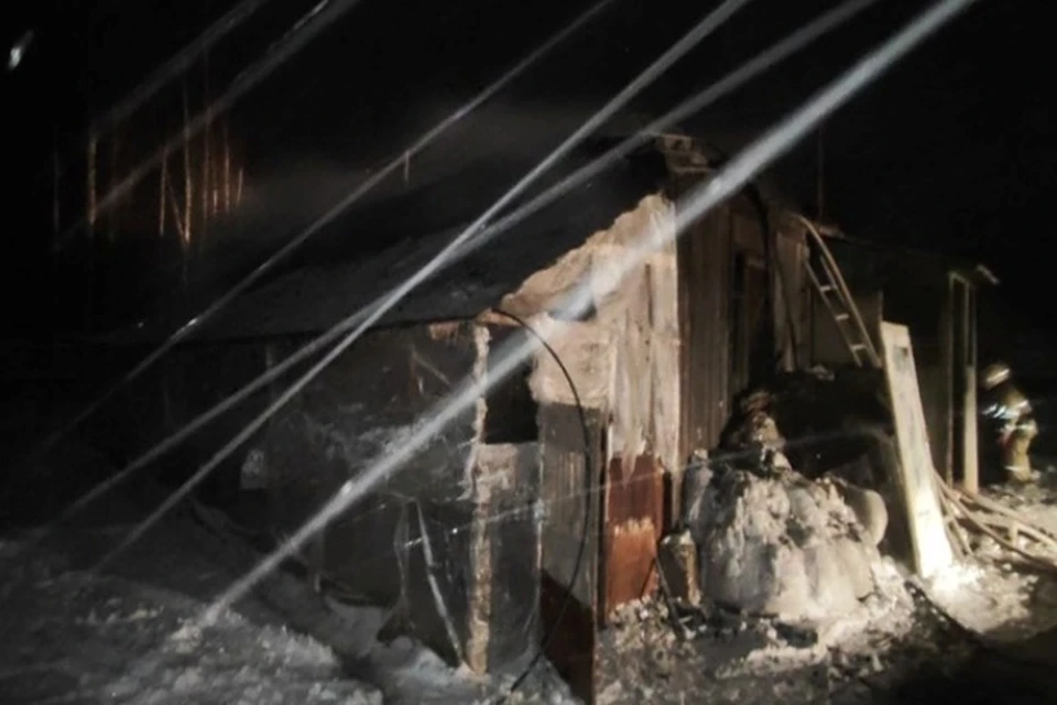 Площадь пожара составила 250 кв.м. Фото: ЕДДС Игринского района