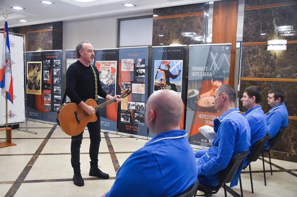 Народные артисты приняли участие в награждении раненых военнослужащих