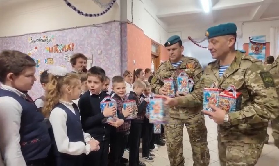 В донецкую школу пришли десантники с подарками