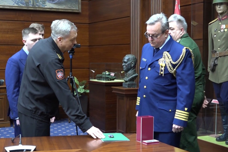 Начальник ГРУ ВС РФ вручил военному атташе США мозги c украинского дрона