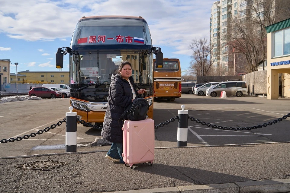 Российские туристы 10 часов стоят на границе с Китаем: десятки автобусов застряли в пробке