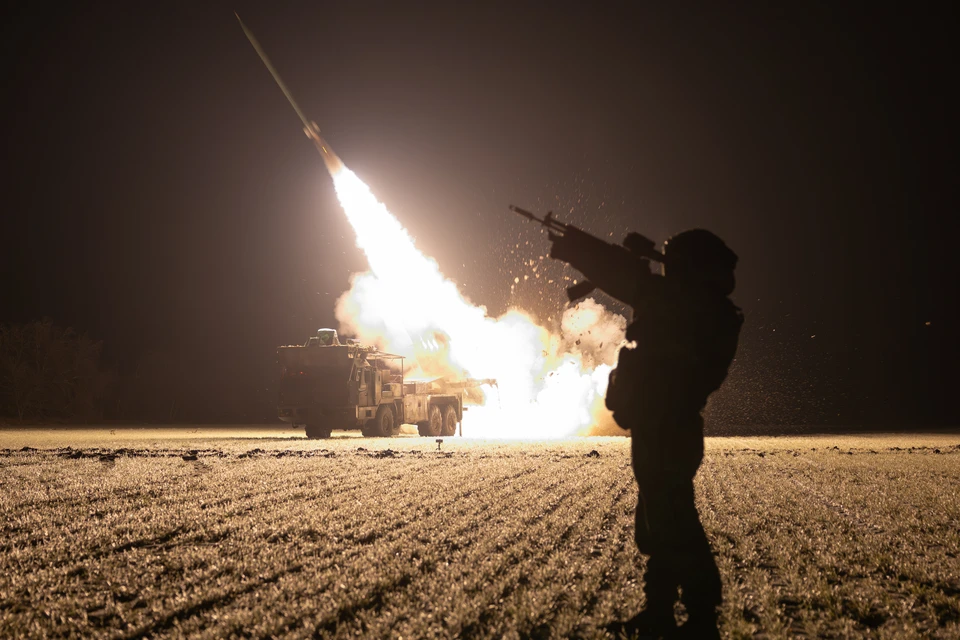 Запорожская область. Военнослужащий артиллерийского подразделения ВДВ во время боевой работы расчета РСЗО "Ураган" в ходе наступления ВС РФ. Фото: Алексей Коновалов/ТАСС