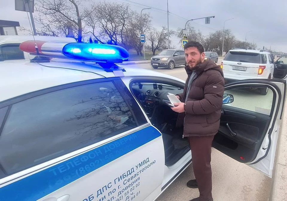 Фотосессия завершилась около патрульной машины полиции. Фото: УГИБДД Севастополя