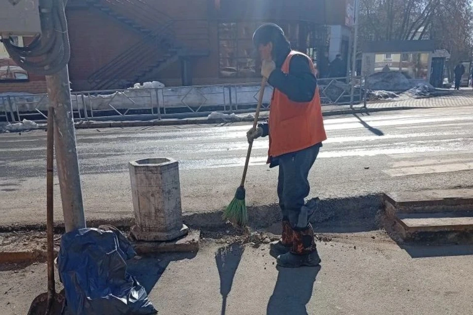 Уборку проводят круглосуточно. Фото: администрация города Кирова.