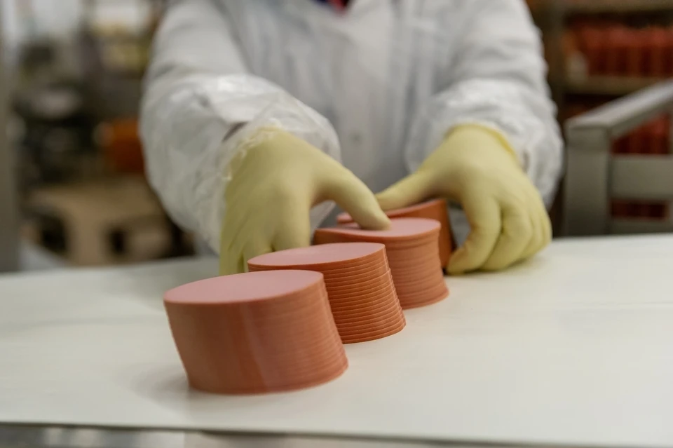 Превышение нормы микроорганизмов в мясной продукции стало поводом для отзыва сертификата у производителя.