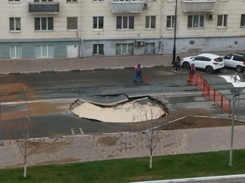 Место провала оградили, коммунальщики уже ведут работы на участке. Фото: минэнерго и ЖКХ Самарской области