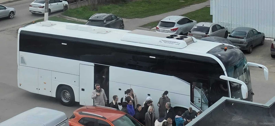 Учителя и ученики школы №26 Орла приехали в галерею на комфортабельном автобусе, организованном Олегом Карпиковым