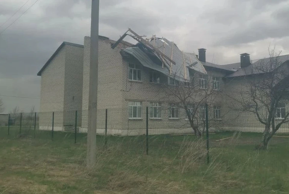 В ульяновском посёлке Станция Якушка школа осталась без крыши из-за ветра | ФОТО: страница в ВК главы Новомалыклинского района Светланы Катиркиной