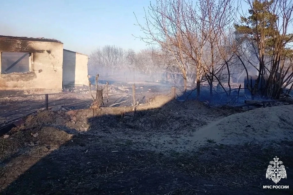 В Новосибирской области из-за костра на берегу озера сгорел жилой дом. Фото: ГУ МЧС России по Новосибирской области