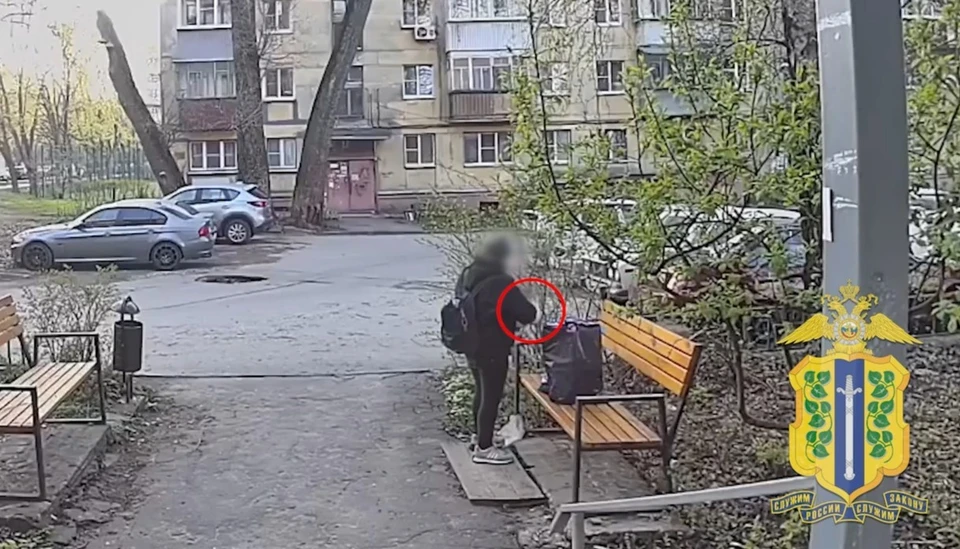 Действия женщины записала камера уличного наблюдения. Скриншот видео, предоставленного УМВД России по Липецкой области.