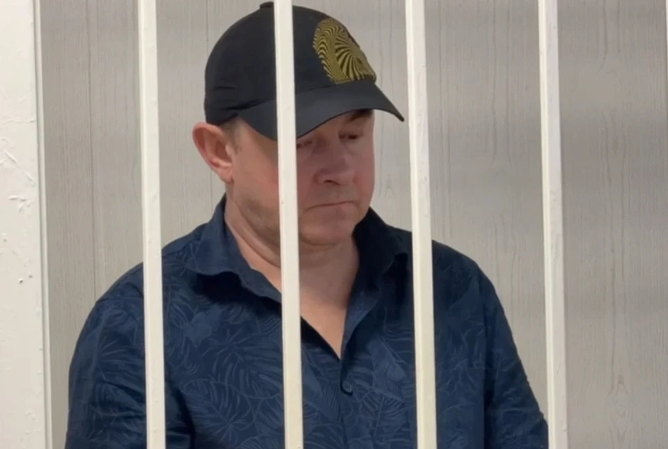 Мужчина столкнул свидетеля в овраг и угрожал соседке убийством.