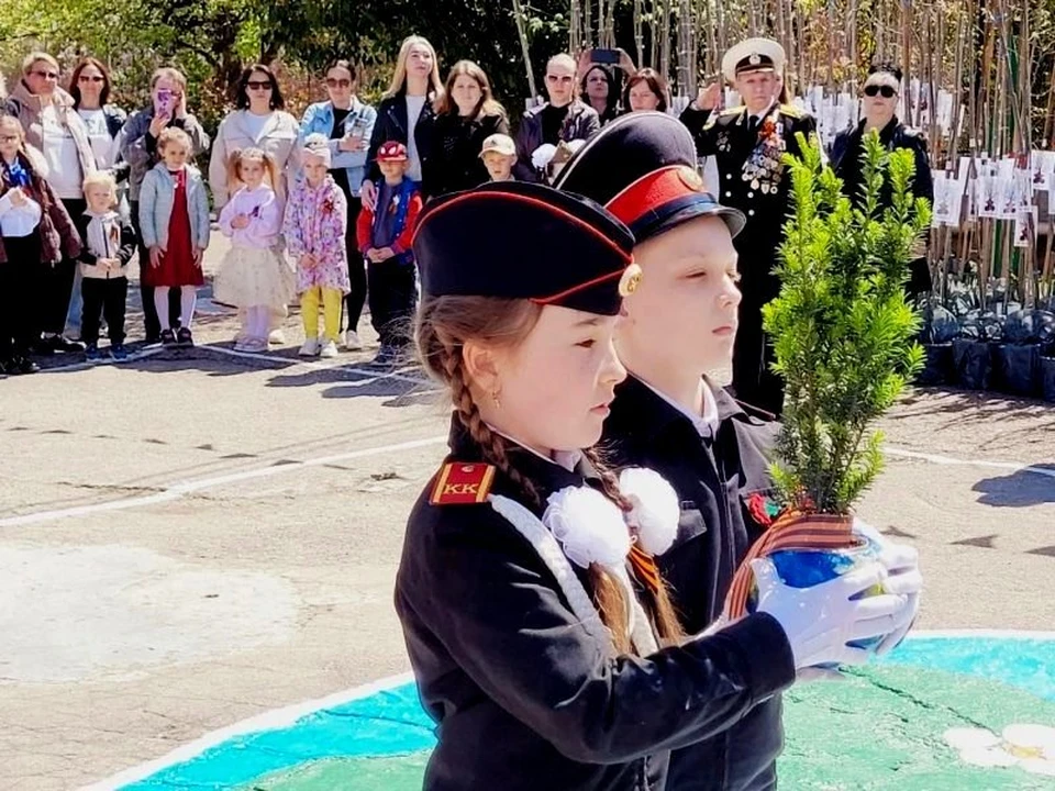 Юные севастопольцы чтят память героев. Фото: sev.gov.ru
