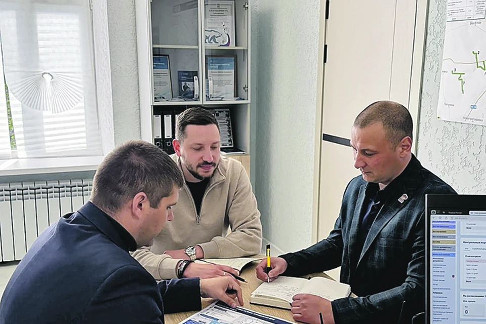 Ветеран СВО Вячеслав Лемешев (на фото - слева) попал на практику в минтранспорта по программе «Запорожские герои». Минтранс Запорожской области