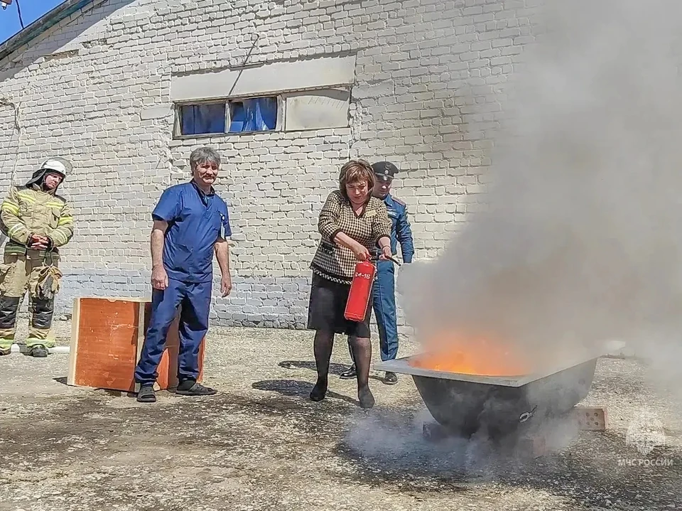 Сотрудники успешно применили огнетушители.