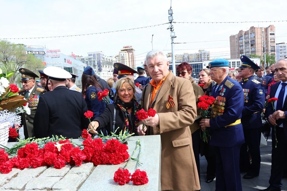 На площади Победы прошла минута молчания, после чего состоялось возложение цветов к Вечному огню. Фото: Администрация Рязани.