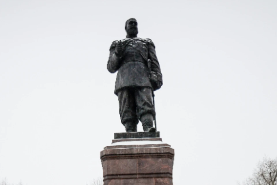На кубке изображен российский император Александр III.