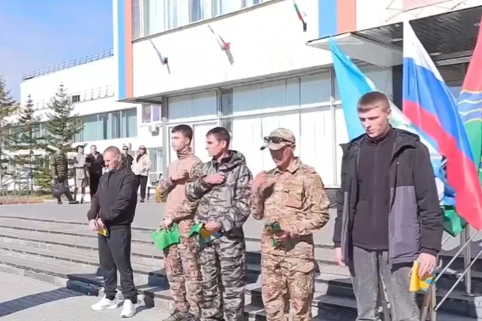 Пятеро добровольцев из Братска отправились в зону СВО. Фото: социальные сети мэра Братска Александра Дубровина