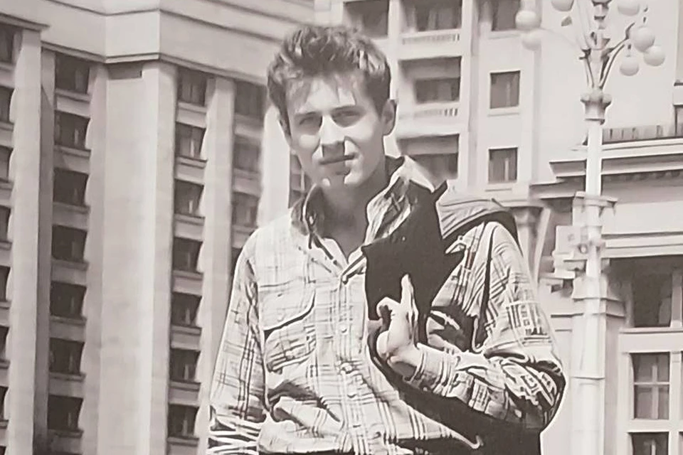 1962 год. 16-летний Жириновский стоит в Москве на Моховой улице, где он будет учиться в Институте восточных языков при МГУ. За его спиной гостиница «Москва» (в ней откроется самый первый штаб ЛДПР) и здание Госплана - ныне Государственная дума. Пересъемка: Екатерина БАРАНОВА
