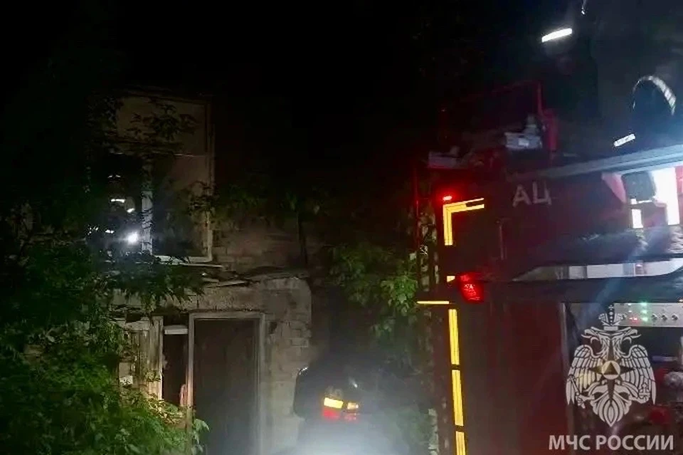 В ликвидации участвовали 10 спасателей и 3 единицы техники. Фото: МЧС Оренбуржья