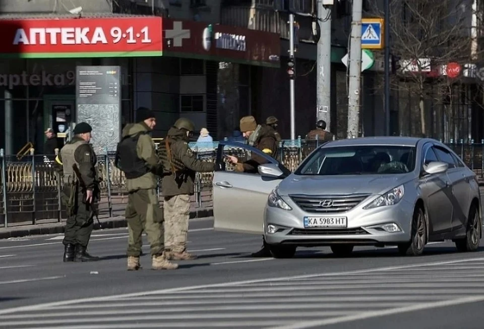 В Тернополе недовольный владелец электрокара сдал ТЦК автомехаников