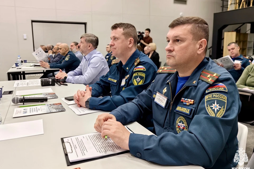 Участники семинара обсудили не только современные методы предупреждения аварий, технологии оперативного мониторинга, но и тактику и практические приемы ликвидации последствий разливов в условиях арктического климата. Фото: ГУ МЧС по Мурманской области