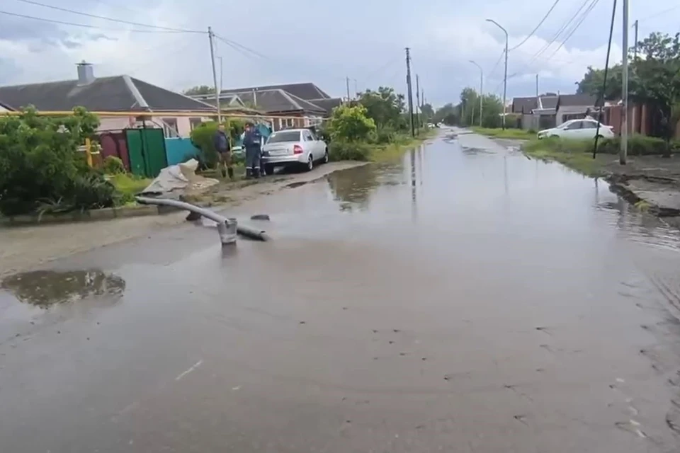 Спасатели откачивают воду с подтопленных территорий. Фото: стоп-кадр видео МЧС СК