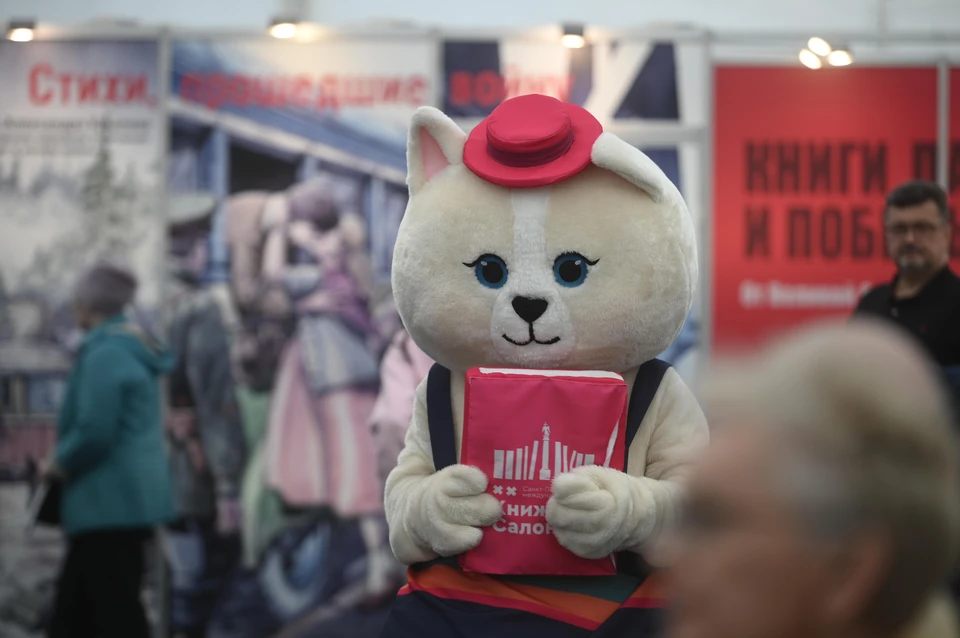 Книжный салон открыли в Петербурге.