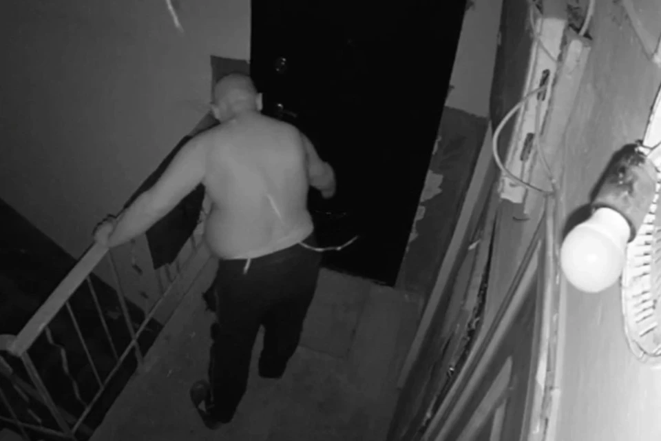 Мужчина вылил странное вещество у дверей дома соседей. Фото: стоп-кадр видео соцсетей очевидцев