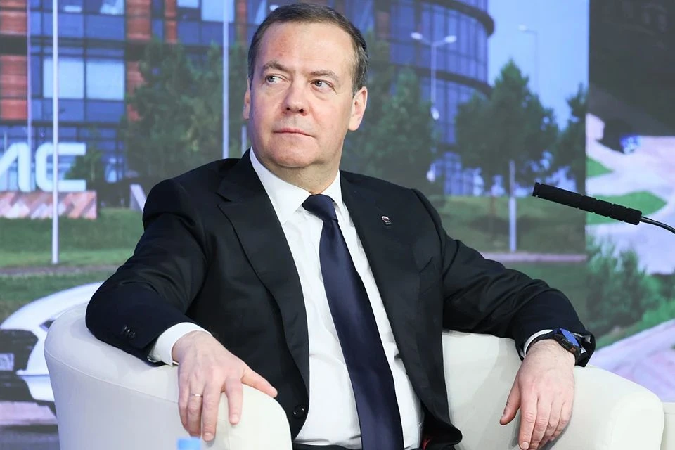 Медведев: Пашинян пытается усидеть на двух стульях