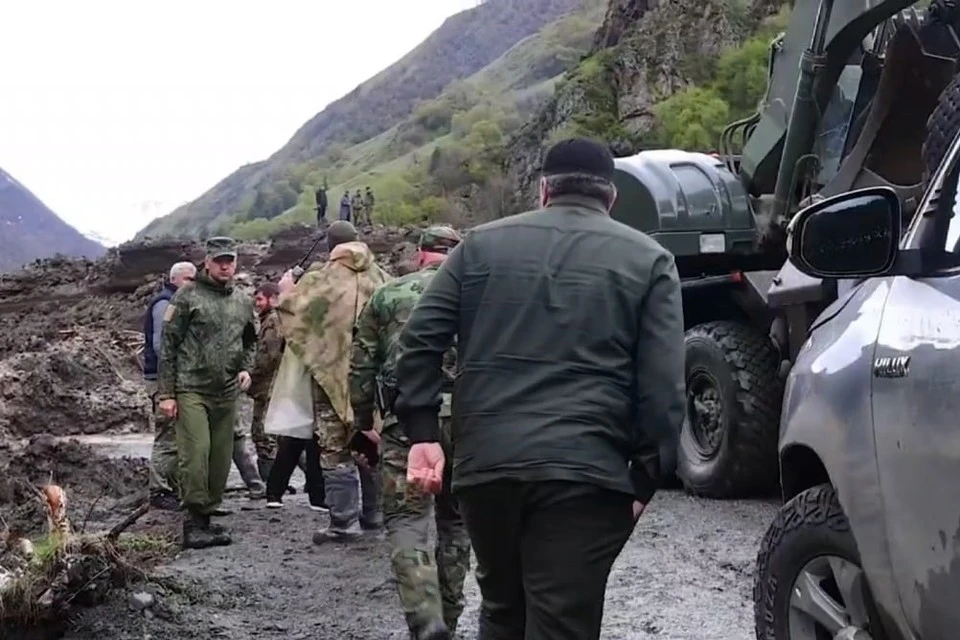 Два человека пропали без вести после схода лавины в горах Чечни. Фото: стоп-кадр видео Альберта Рабуева