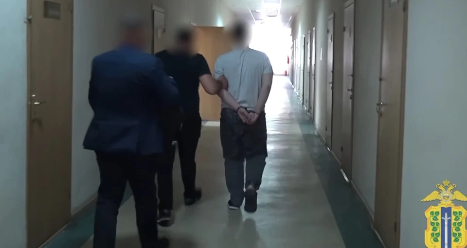 Оперативники передали задержанных в Следственный комитет. Скриншот видео УМВД России по Липецкой области.