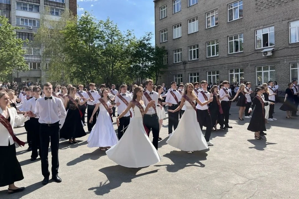 Выпускники станцевали вальс. Фото: пресс-служба правительства Новосибирской области.