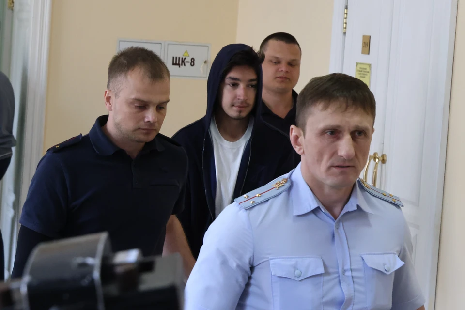Мажора, устроившего массовое ДТП в Нижнем Новгороде, доставили в зал суда.