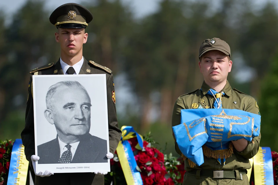На Украину вернули тело националиста Андрея Мельника, который в свое время письменно просился в соратники к Гитлеру в «крестовом походе против большевистского варварства». Фото: Соцсети Владимира Зеленского